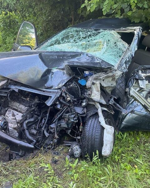 Verunglückter PKW, Lastwagen und Rettungskräfte an Unfallstelle auf B7 bei Wuppertal.