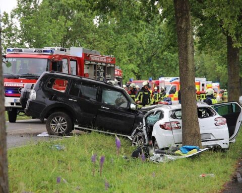Verkehrsunfall: Rettungskräfte befreien eingeklemmten Fahrer aus schwer beschädigtem Renault Mégane.
