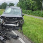 Zwei zerstörte PKW nach schwerem Unfall auf Elbdeich, Feuerwehr im Einsatz zur Rettung.