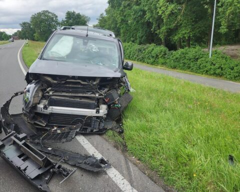 Zwei zerstörte PKW nach schwerem Unfall auf Elbdeich, Feuerwehr im Einsatz zur Rettung.