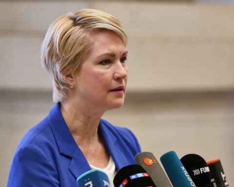Schwesig kritisiert Warkens Pflegereform als Belastung für Pflegebedürftige und deren Angehörige.