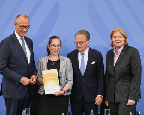 Ministerpräsidentin Schwesig präsentiert Rentenkommissionsbericht, diskutiert Reformpläne und positioniert sich deutlich.