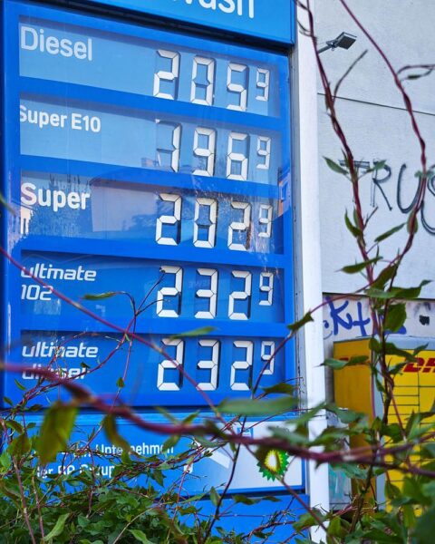 Tankstelle mit Preistafel, Symbol für Diskussion über Tankrabatt und steigende Spritpreise.