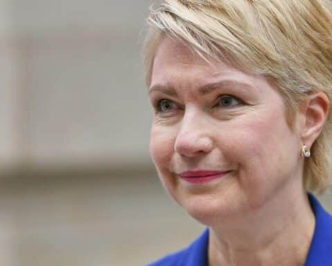 Manuela Schwesig lächelt stolz nach ihrer Wahl zur Spitzenkandidatin der SPD Mecklenburg-Vorpommern.