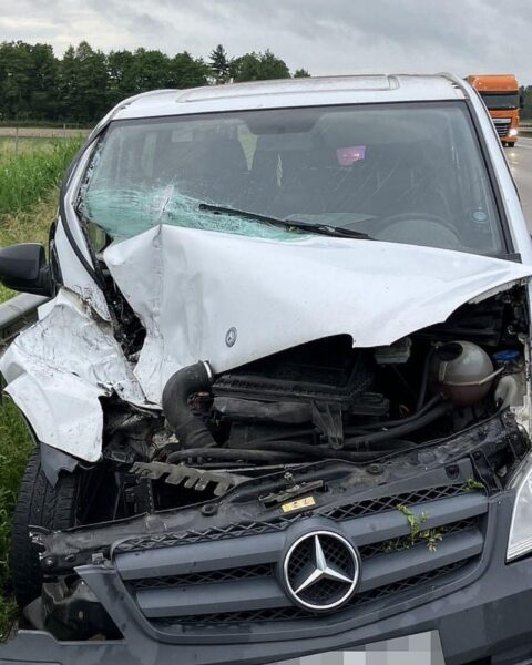Verkehrsunfall auf Autobahn mit beschädigten Fahrzeugen und Polizei vor Ort, Sachschaden hoch.