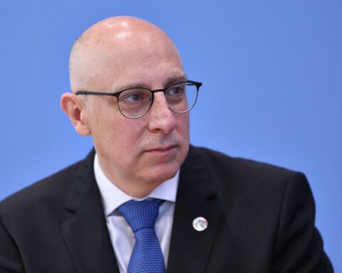 Sinan Selen bei Pressekonferenz, thematisiert AfD und politische Resilienz des Systems.