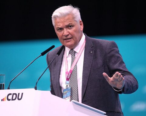 Hubert Hüppe diskutiert Rentenreform, fordert Regierung zur Umsetzung von Vorschlägen auf.