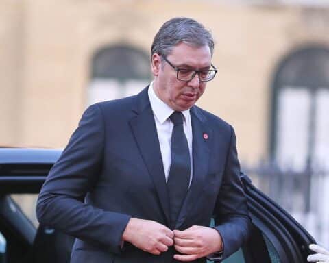 Aleksandar Vucic bei einer Ankündigung seines Rücktritts vor Anhängern in Belgrad.