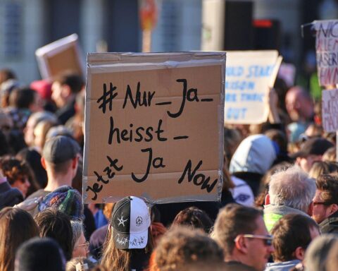 Demo für Verschärfung des Sexualstrafrechts, mit Plakaten und Protestierenden für Frauenrechte.