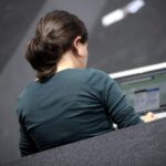 Computer-Nutzerin überprüft Online-Jobangebote, während Sicherheitswarnung vor chinesischer Spionage kursiert.