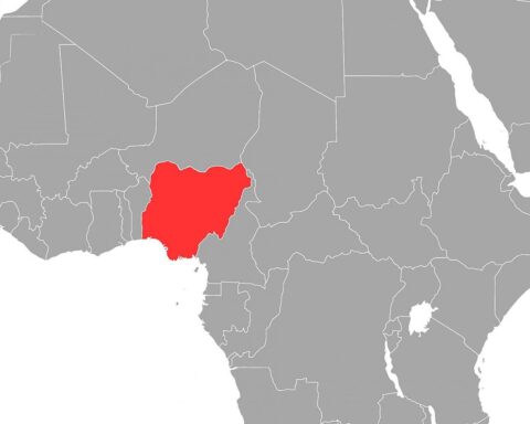Militäraktion gegen Terroristen in Nigeria; Befreiung von Geiseln und Sicherheitsbedenken bleiben.