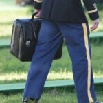 Atomwaffenarsenale wachsen: US-Präsidentenbegleiter mit Koffer symbolisiert geopolitische Spannungen und Rüstungswettlauf.