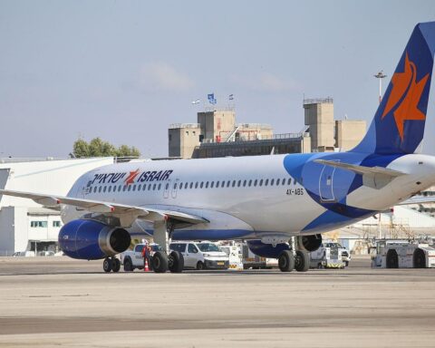 Flugzeug von Israir, symbolisch für politische Spannungen zwischen Israel und Slowenien.