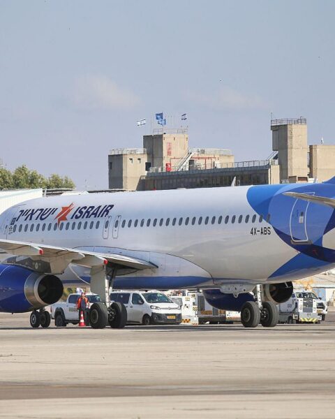 Flugzeug von Israir, symbolisch für politische Spannungen zwischen Israel und Slowenien.