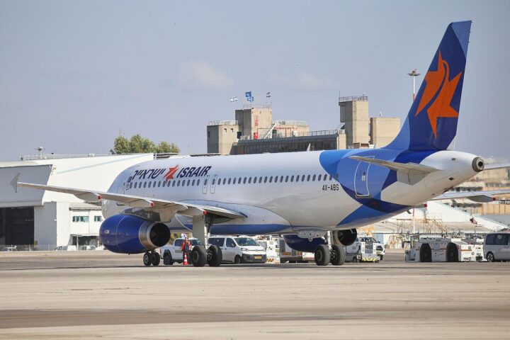 Flugzeug von Israir, symbolisch für politische Spannungen zwischen Israel und Slowenien.