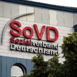 Grafik mit kritischen Aussagen über das Pflegeneuordnungsgesetz, Pflegebedürftige und finanzielle Kürzungen.