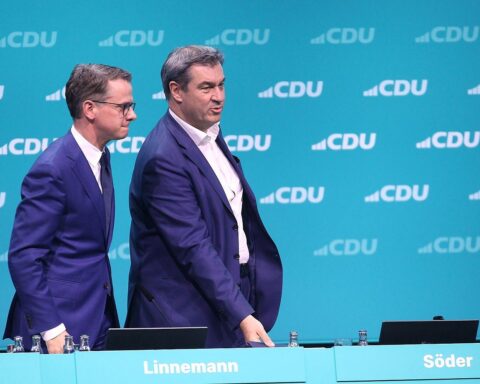 Markus Söder und Carsten Linnemann bei der Spargelfahrt der SPD, Symbol für politische Zusammenarbeit.