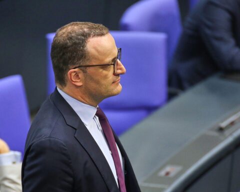 Jens Spahn, Unionsfraktionschef, bei einer Konferenz mit internationalem Austausch.