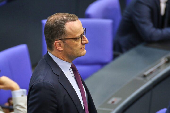 Jens Spahn, Unionsfraktionschef, bei einer Konferenz mit internationalem Austausch.