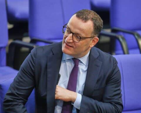 Jens Spahn diskutiert Arbeitszeitreform und politische Schutzgesetze im Kanzleramt.