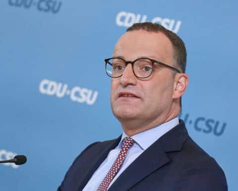 Jens Spahn bei einer Pressekonferenz, diskutiert Koalitionsreformen und wirtschaftliche Aufschwungstrategien.