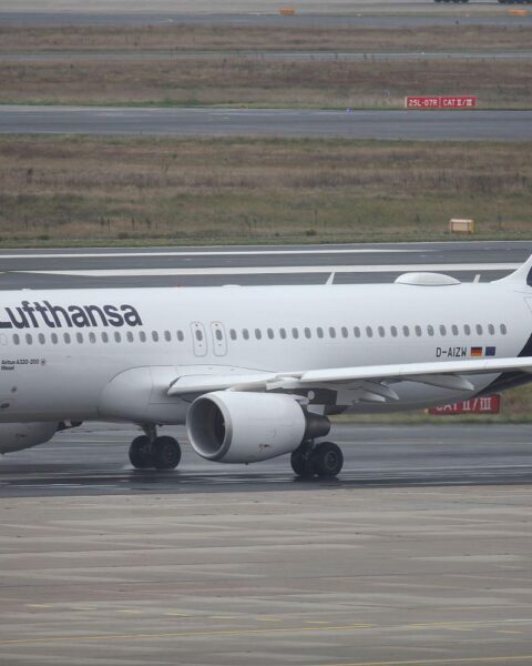Lufthansa-Maschine am Flughafen, symbolisiert aktuelle Diskussion um Kerosinmangel und veraltete Informationen.