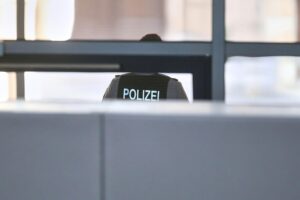Explosion vor Mehrfamilienhaus in Berlin, Schäden an Fassade, Fahrzeugen, Polizei ermittelt.