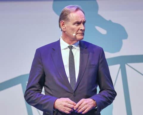 Burkhard Jung fordert Rückzug der Pflegereform, um Kommunen vor finanzieller Belastung zu schützen.