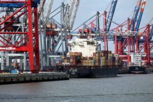 Containerschiff transportiert Waren, symbolisiert steigende Importpreise und wirtschaftliche Entwicklungen in Deutschland.