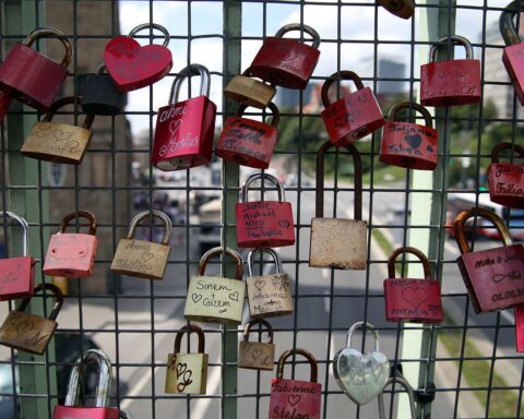 Liebesschlösser an einer Brücke symbolisieren Verbundenheit und Vertrauen in Beziehungen.