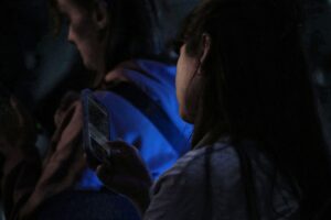 Junge Frau nutzt Smartphone, symbolisiert digitale Innovation und Herausforderungen bei Eudi-Wallet-Projekt.