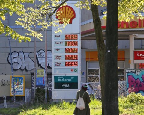 Bild einer Shell-Tankstelle, symbolisiert Energiepreise und geopolitische Spannungen.