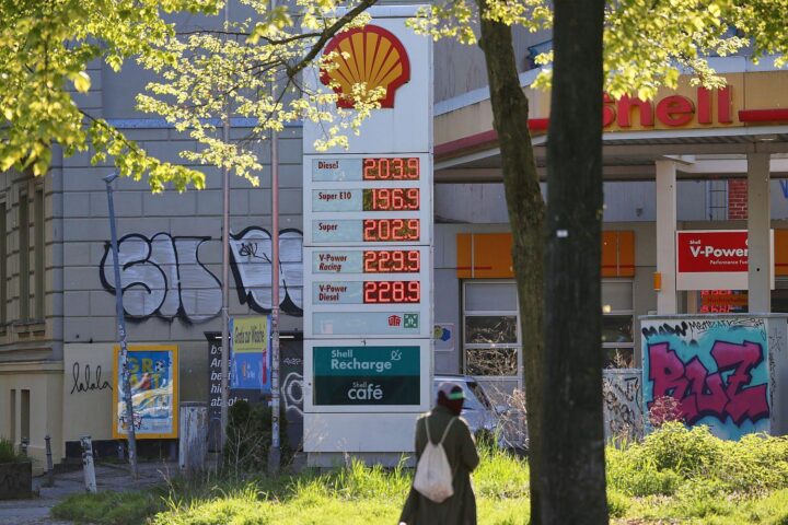 Bild einer Shell-Tankstelle, symbolisiert Energiepreise und geopolitische Spannungen.