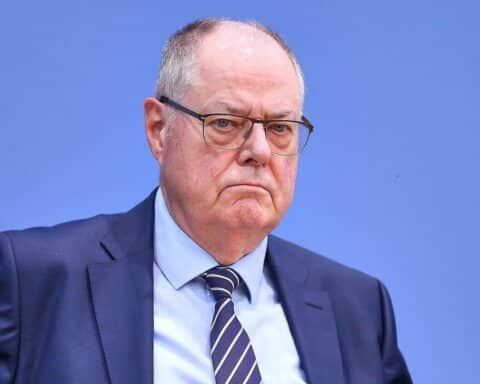 Peer Steinbrück diskutiert Schuldenschnitt für Kommunen zur Verbesserung der finanziellen Lage in Deutschland.