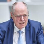 Peer Steinbrück diskutiert AfD-Politik und Brandmauer im Podcast. Politische Debatte über Rechtspositionen.