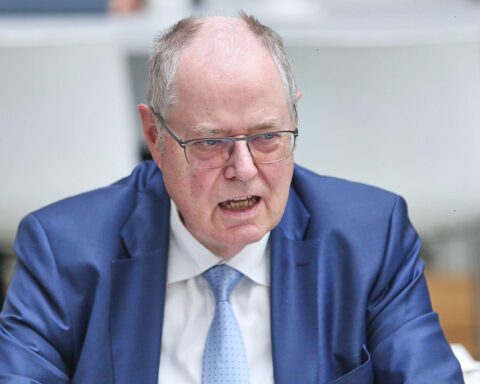 Peer Steinbrück diskutiert AfD-Politik und Brandmauer im Podcast. Politische Debatte über Rechtspositionen.