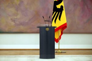 Bundespräsident Steinmeier am Rednerpult, diskutiert Regierungsbildung und zukünftige Herausforderungen.