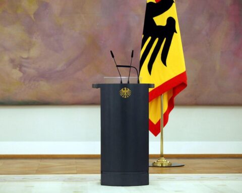 Bundespräsident Steinmeier am Rednerpult, diskutiert Regierungsbildung und zukünftige Herausforderungen.