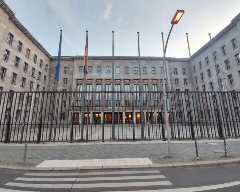 Ein Bild des Bundesfinanzministeriums in Berlin mit einem Fokus auf Finanzkontrollen oder Kassen.