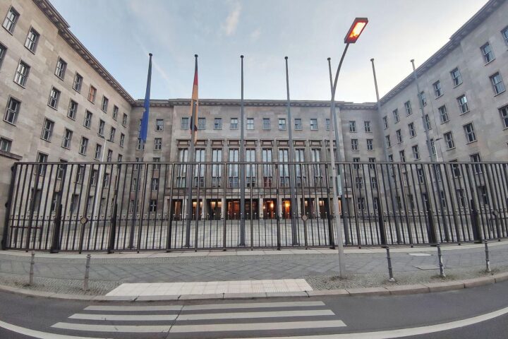 Ein Bild des Bundesfinanzministeriums in Berlin mit einem Fokus auf Finanzkontrollen oder Kassen.