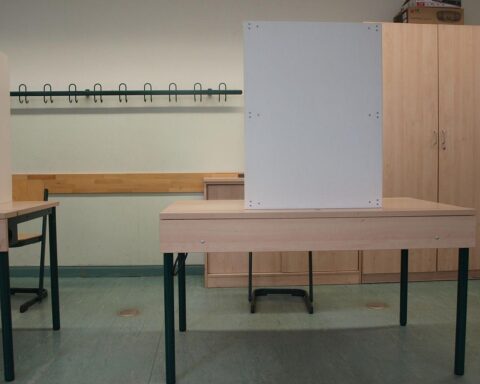 Wahllokal mit Wahlurnen und Wählern während der Landratswahl im Landkreis Saalfeld-Rudolstadt.
