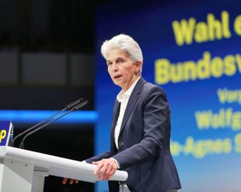 FDP-Politikerin Strack-Zimmermann kündigt unerwartete Kandidatur gegen Kubicki beim Parteitag an.