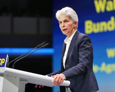 Marie-Agnes Strack-Zimmermann spricht leidenschaftlich auf FDP-Parteitag, Gesichter der Delegierten im Hintergrund.