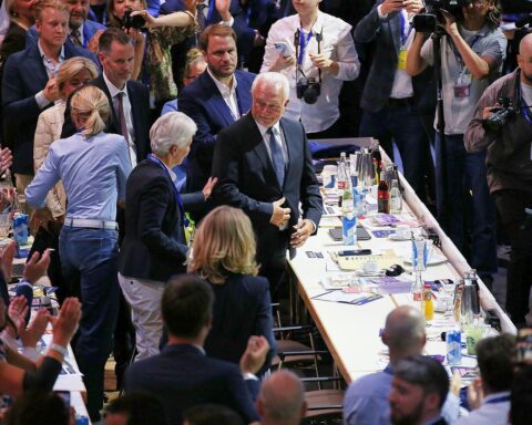 Marie-Agnes Strack-Zimmermann diskutiert mit Wolfgang Kubicki nach ihrer FDP-Kandidatur in Berlin.