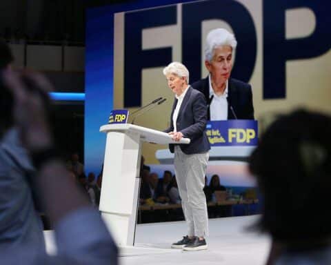 Marie-Agnes Strack-Zimmermann lächelnd, im Gesprächsthema zur FDP-Abstimmung mit Wolfgang Kubicki.
