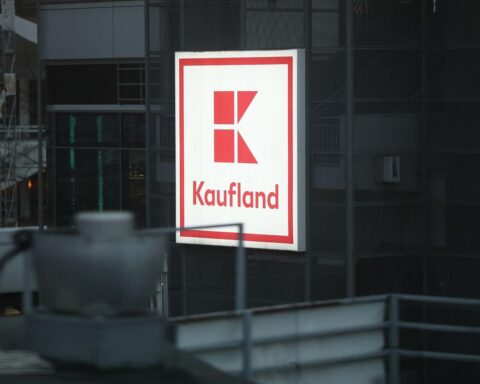 Kaufland-Filiale mit leeren Regalen während Warnstreikaufruf der Gewerkschaft Verdi.