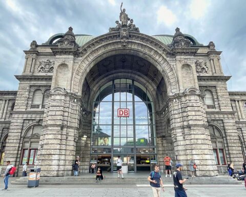 Körperliche Auseinandersetzung zwischen zwei Männern am Nürnberger Hauptbahnhof wegen Streit um Pfandflasche.