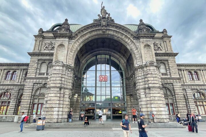 Körperliche Auseinandersetzung zwischen zwei Männern am Nürnberger Hauptbahnhof wegen Streit um Pfandflasche.