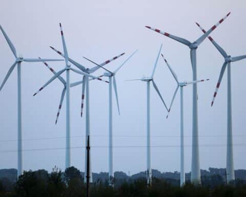 Windräder produzieren erneuerbare Energie, symbolisieren Deutschlands steigende Stromerzeugung aus Windkraft im Quartal 2026.
