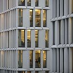 Gestresste Mitarbeiter in modernen Büros, symbolisierend die Herausforderungen und Gesundheitsrisiken in Start-ups.